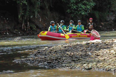 Direktur Utama PT Pertamina Hulu Rokan (PHR) Jaffee Arizon Suardin menunjukkan sampah yang diambil saat aksi bebersih dan susur Sungai Ciliwung di Depok.