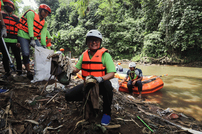 Direktur Utama PT Pertamina Hulu Rokan (PHR) Jaffee Arizon Suardin menunjukkan sampah yang diambil saat aksi bebersih dan susur Sungai Ciliwung di Depok.