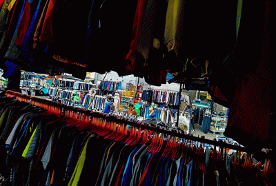 Suasana penjualan pakaian impor bekas atau thrifting yang kebanyakan pembelinya adalah anak-anak muda di kawasan Jakarta Selatan, Jumat (20/1/2023).