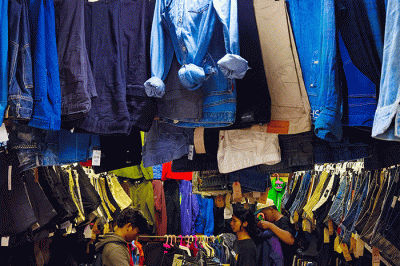 Suasana penjualan pakaian impor bekas atau thrifting yang kebanyakan pembelinya adalah anak-anak muda di kawasan Jakarta Selatan, Jumat (20/1/2023).