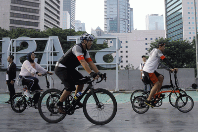 Bersepeda bersama komunitas Urban SOS Cyling Club di Stasiun BNI City, Jakarta, Sabtu (21/1/2023).