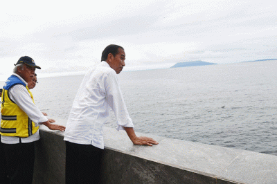 Presiden Joko Widodo meninjau sekaligus meresmikan penataan kawasan Pantai Malalayang dan Ecotourism Village Bunaken, Kota Manado, Sulawesi Utara.