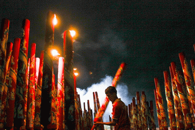Warga keturunan Tionghoa Kota Palembang melakukan ibadah menyambut tahun baru Imlek 2574 dengan melakukan ibadah di Wihara Dharmakirti.