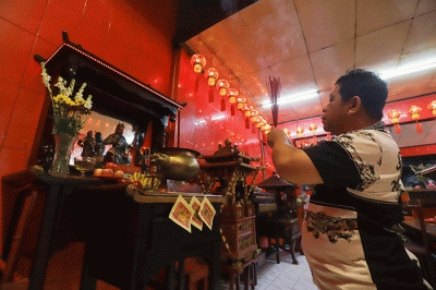 Sejumlah warga keturunan Tionghoa melakukan Ibadah malam Imlek di Kelenteng Shia Djin Kong, Jatinegara, Jakarta Timur, Sabtu (21/1/2022) malam.