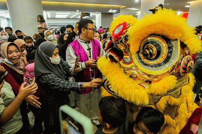 Barongsai saat beraksi memeriahkan Tahun Baru Imlek 2574 di Mal Margocity, Depok, Jawa Barat, Minggu (22/1/2023).