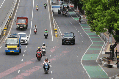 Sejumlah kendaraan melintas di ruas Jalan Gatot Subroto, Jakarta, Senin (23/1/2023).