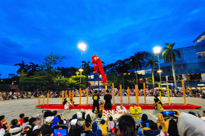 Pengunjung saat menonton atraksi barongsai mengisi libur perayaan tahun baru Imlek di Jakarta, Minggu (22/1/2023).