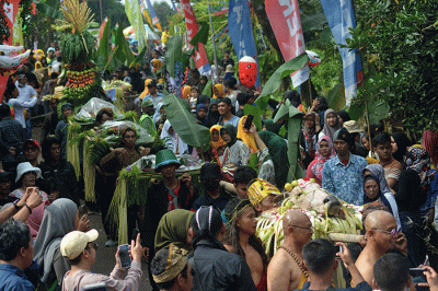 Ratusan warga dari anak-anak, remaja hingga orang tua berbaur mengikuti kegiatan gelar budaya Nyadran Kali di Desa Kandri, Kecamatan Gunungpati, Kota Semarang.