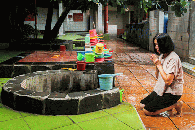 Warga keturunan Tionghoa menjalani ibadah pada perayaan Tahun Baru Imlek 2574 di Vihara Gayatri, Cilangkap, Depok, Jawa Barat, Minggu (22/1/2023).