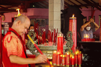 Warga keturunan Tionghoa menjalani ibadah pada perayaan Tahun Baru Imlek 2574 di Vihara Gayatri, Cilangkap, Depok, Jawa Barat, Minggu (22/1/2023).