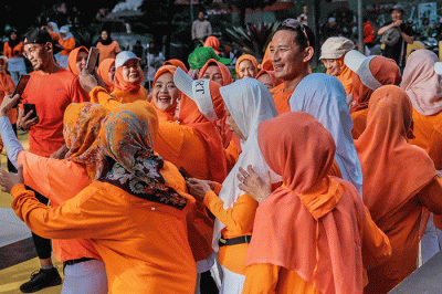 Menparekraf Sandiaga Salahuddin Uno berolahraga bersama puluhan ibu di Kota Bandung, Jawa Barat, Minggu (22/1/2023).