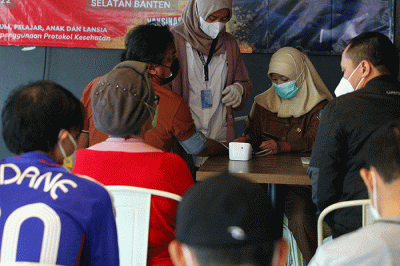 Tenaga kesehatan Kota Tangerang Selatan menyuntikan Vaksin booster Covid-19 kedua kepada warga saat pelaksanaan vaksinasi di Bintaro Plaza.