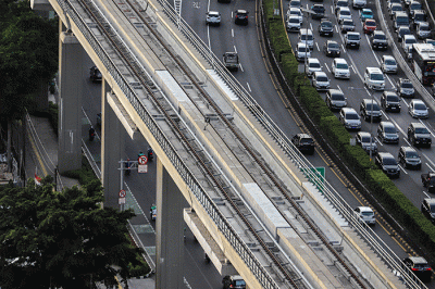 Penampakan jalur Lintas Rel Terpadu (LRT) Jabodebek di Jalan Gatot Subroto, Jakarta Selatan, Selasa (24/1/2023).