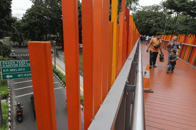 Warga berwisata di Tebet Eco Park, Jakarta Selatan, Senin (23/1/2022).