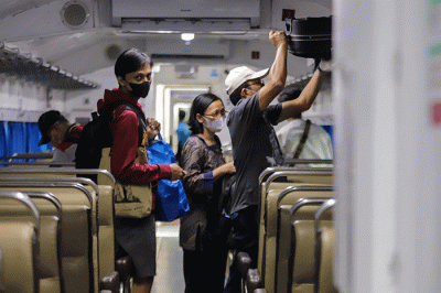 Penumpang tiba di Stasiun Kereta Api (KA) Pasar Senen, Jakarta Pusat, Senin (23/1/2023).