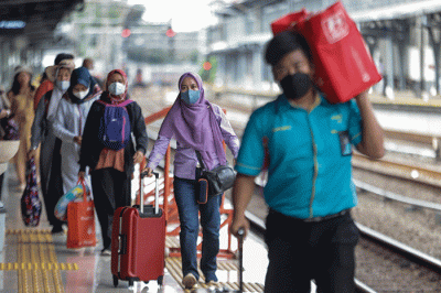 Penumpang tiba di Stasiun Kereta Api (KA) Pasar Senen, Jakarta Pusat, Senin (23/1/2023).