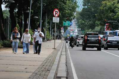 Pengendara melintas di Jalan Merdeka Barat, Jakarta Pusat, Senin (23/1/2023).