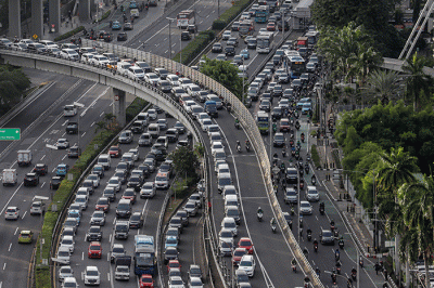 Kendaraaan melintas di ruas Jalan Gatot Subroto, Jakarta Selatan, Selasa (24/1/2023).