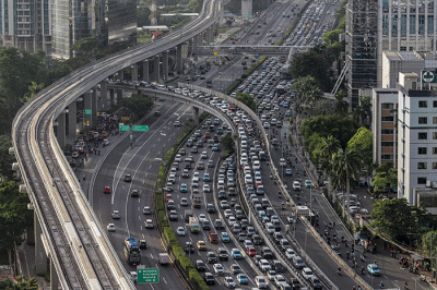 Kendaraaan melintas di ruas Jalan Gatot Subroto, Jakarta Selatan, Selasa (24/1/2023).