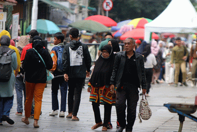 Warga memadati kawasan wisata Kota Tua, Jakarta, Senin (23/1/2023).