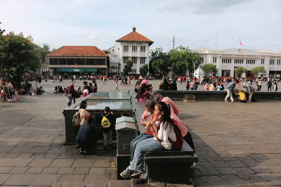 Warga memadati kawasan wisata Kota Tua, Jakarta, Senin (23/1/2023).
