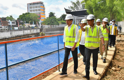 Presiden Joko Widodo meninjau langsung progres pembangunan sodetan Kali Ciliwung ke Kanal Banjir Timur (KBT), Jakarta, Selasa (24/1/2023).
