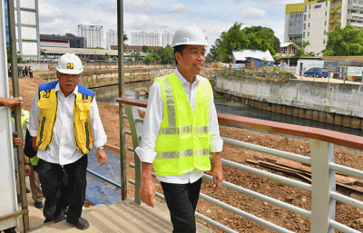 Presiden Joko Widodo meninjau langsung progres pembangunan sodetan Kali Ciliwung ke Kanal Banjir Timur (KBT), Jakarta, Selasa (24/1/2023).