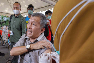 Vaksinator menyuntikkan vaksin Covid-19 booster ke-2 kepada warga di Balai Kota DKI Jakarta, Selasa (24/1/2023).