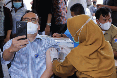 Vaksinator menyuntikkan vaksin Covid-19 booster ke-2 kepada warga di Balai Kota DKI Jakarta, Selasa (24/1/2023).