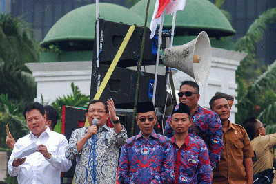 Anggota DPR Fraksi Partai Demokrat Herman Khaeron bersama Anggota DPR Fraksi PKB M Toha berbicara di hadapan massa Persatuan Perangkat Desa Indonesia (PPDI).