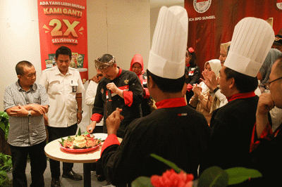 Delapan chef yang diundi secara acak adu kemampuan memasak pada acara memperingati HUT Indonesian Chef Association (ICA) ke-16 dan Hari Chef Sedunia.