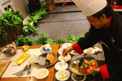 Delapan chef yang diundi secara acak adu kemampuan memasak pada acara memperingati HUT Indonesian Chef Association (ICA) ke-16 dan Hari Chef Sedunia.