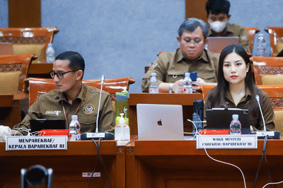 Menparekraf Sandiaga Salahuddin Uno (kiri) dan Wamenparekraf Angela Tanoesoedibjo bersama jajaran mengikuti rapat kerja bersama Komisi X DPR RI.