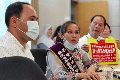 Pemerintah Taiwan, melalui Kepala Taipei Economic and Trade Office (TETO) John C. Chen memberikan penghargaan kepada pengungsi Afghanistan di Indonesia.
