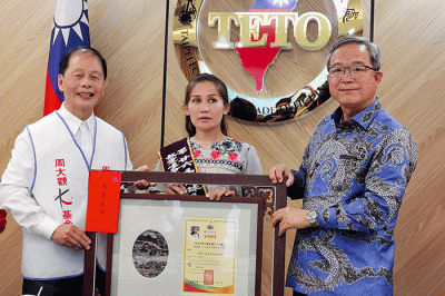 Pemerintah Taiwan, melalui Kepala Taipei Economic and Trade Office (TETO) John C. Chen memberikan penghargaan kepada pengungsi Afghanistan di Indonesia.