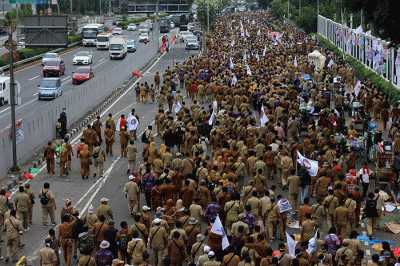 Massa dari Persatuan Perangkat Desa Indonesia (PPDI) melakukan unjuk rasa di depan Gedung DPR, Senayan, Jakarta, Rabu (25/1/2023).
