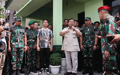 Menteri Pertahanan Prabowo Subianto menyerahkan motor dan alat komunikasi (alkom) kepada bintara pembina desa (Babinsa) di Koramil Serengan 03 Solo.