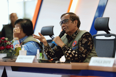 Menteri LHK Siti Nurbaya Bakar (kiri), Menko Polhukam Mahfud MD (tengah) dan Kepala BNPB Letjen TNI Suharyanto saat rapat koordinasi.