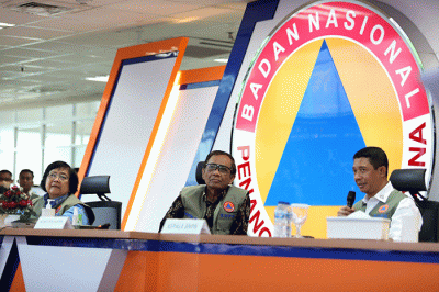Menteri LHK Siti Nurbaya Bakar (kiri), Menko Polhukam Mahfud MD (tengah) dan Kepala BNPB Letjen TNI Suharyanto saat rapat koordinasi.