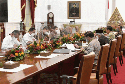 Presiden Joko Widodo menggelar rapat terkait percepatan pembangunan jalan daerah bersama beberapa menteri terkait di Istana Merdeka Jakarta, Rabu (25/1/2023).