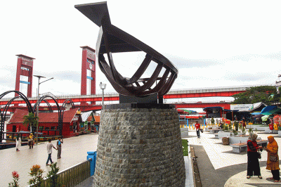 Perahu menjadi ikon di Plaza 16 Ilir Palembang yang baru selesai pembangunannya.