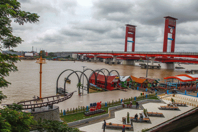 Perahu menjadi ikon di Plaza 16 Ilir Palembang yang baru selesai pembangunannya.