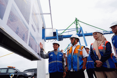 Kepala Staf Kepresidenan Moeldoko (tengah) didampingi General Manager Pelindo Regional 4 Makassar, Enriany Muis, saat meninjau megaproyek Makassar New Port.