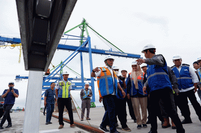 Kepala Staf Kepresidenan Moeldoko (tengah) didampingi General Manager Pelindo Regional 4 Makassar, Enriany Muis, saat meninjau megaproyek Makassar New Port.