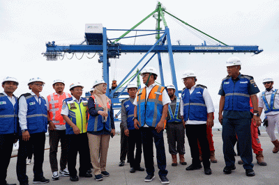 Kepala Staf Kepresidenan Moeldoko (tengah) didampingi General Manager Pelindo Regional 4 Makassar, Enriany Muis, saat meninjau megaproyek Makassar New Port.