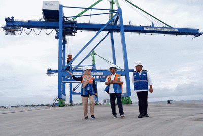 Kepala Staf Kepresidenan Moeldoko (tengah) didampingi General Manager Pelindo Regional 4 Makassar, Enriany Muis, saat meninjau megaproyek Makassar New Port.