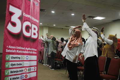 Head of Community Development Smartfren, Dani Akhyar (kanan) berbicara dengan peserta saat workshop content creator.