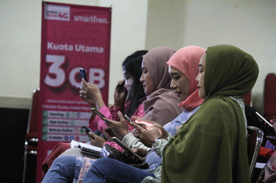 Head of Community Development Smartfren, Dani Akhyar (kanan) berbicara dengan peserta saat workshop content creator.