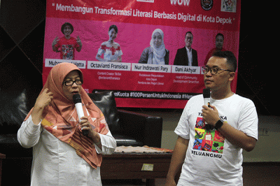 Head of Community Development Smartfren, Dani Akhyar (kanan) berbicara dengan peserta saat workshop content creator.