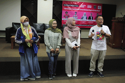 Head of Community Development Smartfren, Dani Akhyar (kanan) berbicara dengan peserta saat workshop content creator.
